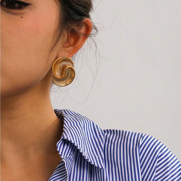 NWOT Maggie 18K Gold Plated Spiral Post Earrings - Picture 2 of 5